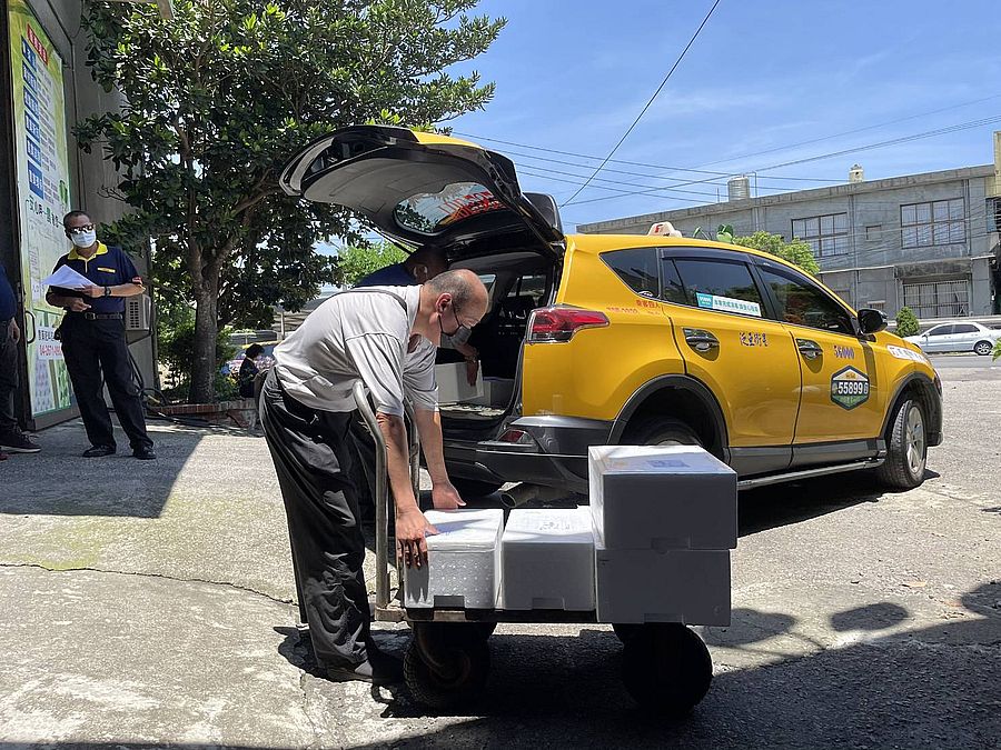 小黃貨送到府！ 中市計程車疫情期間協助載貨送餐