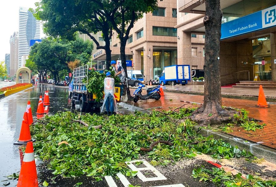 大雨來襲中市多處積水坍方　建設局即時搶通不停歇