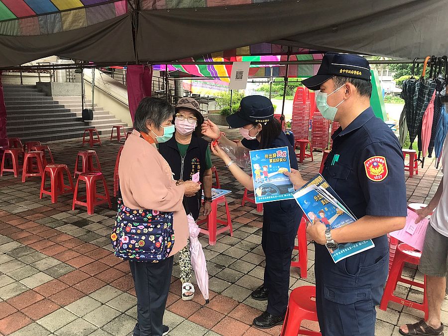 快打站送貼心小物　警一分局溫馨提醒長者亮衣保平安