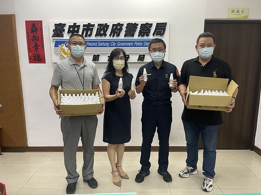 中小企業協會理事長楊璃存 　贈銀離子噴霧給六分局