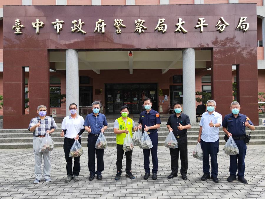 挺警防疫表辛勞  市議員蔡耀頡贈送肉粽慰勞警方