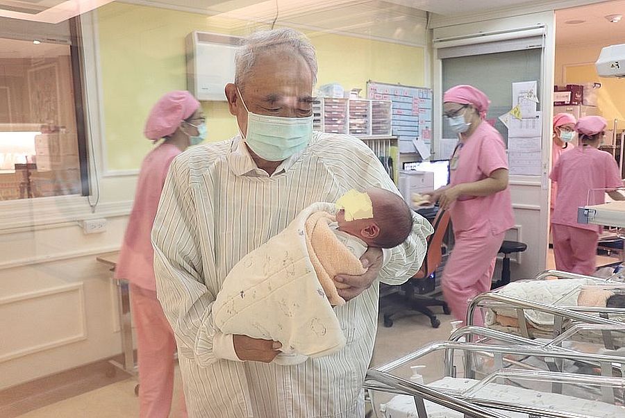 打疫苗哺乳女嬰猝死  婦產科權威李茂盛：恐因溢奶導致