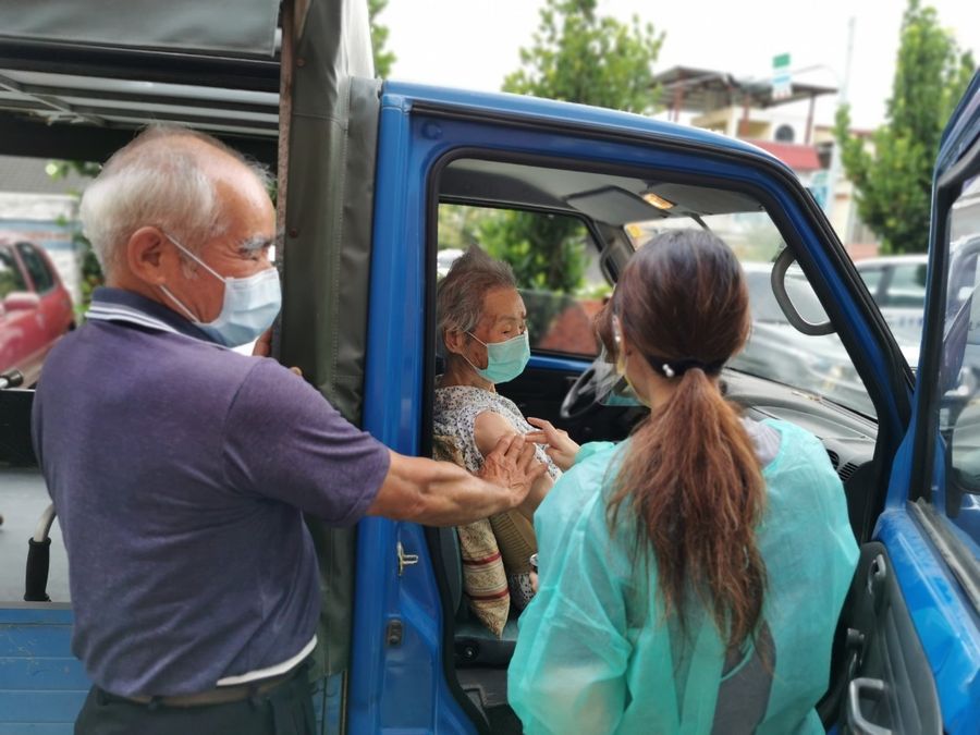 台中長輩車內打疫苗 盧秀燕：疫情中看見人性光輝