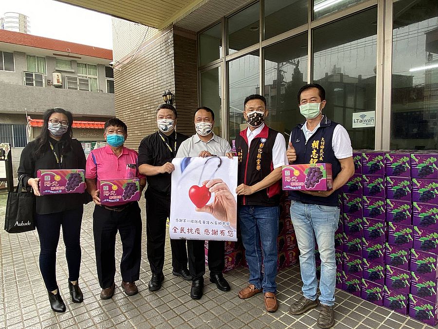 「支援前線 我挺你」 葳格國際學校訂購千箱葡萄助小農