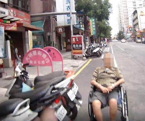 老翁不慎扯斷口罩拉繩  員警熱心幫忙購買