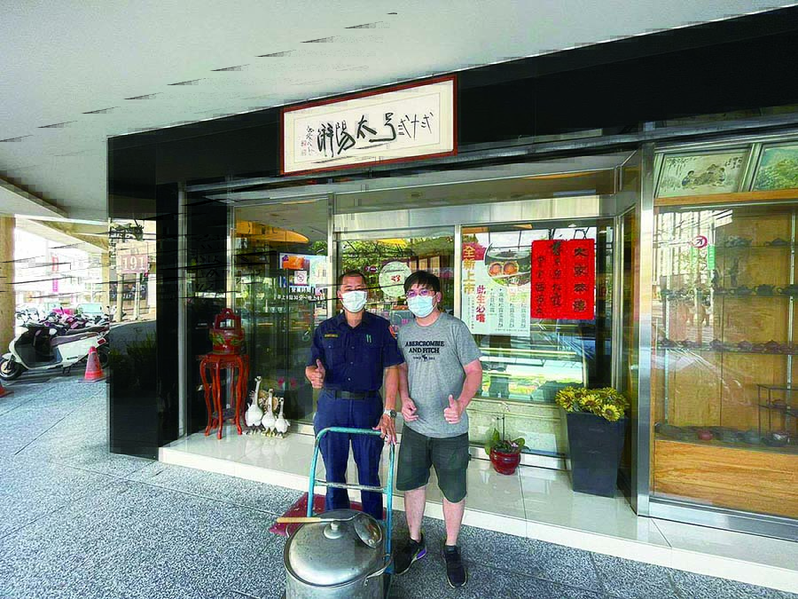 太陽餅店送甜湯讓警透心涼