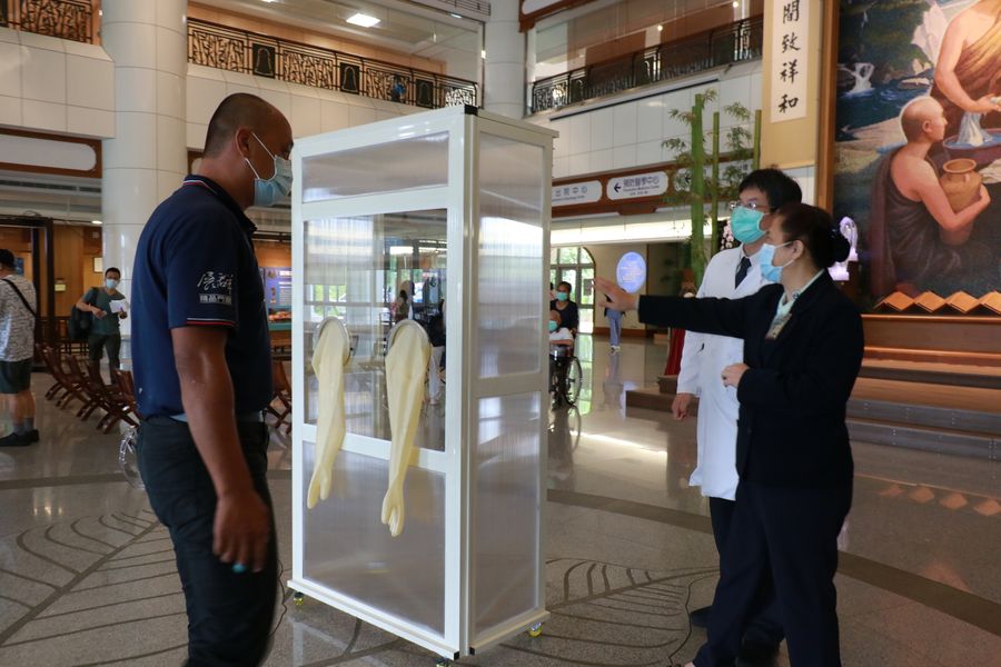 台中慈濟獲贈紫消燈、移動採檢屏風 醫護添利器