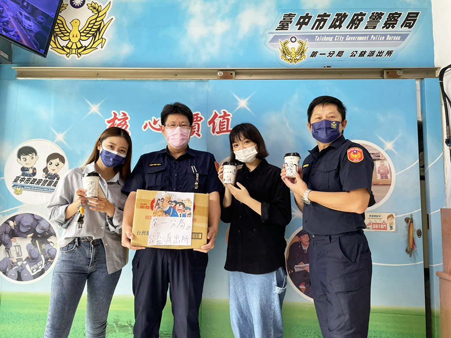 業者暖心替警打氣 手繪咖啡杯吸睛