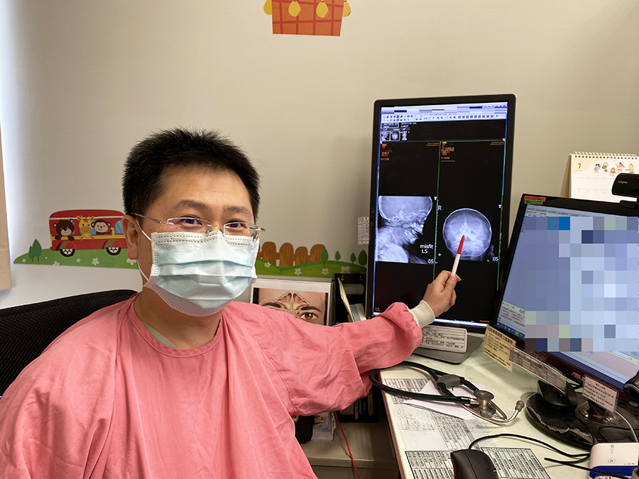 2 歲娃鼻子流黃膿 竟是鈕扣電池卡住