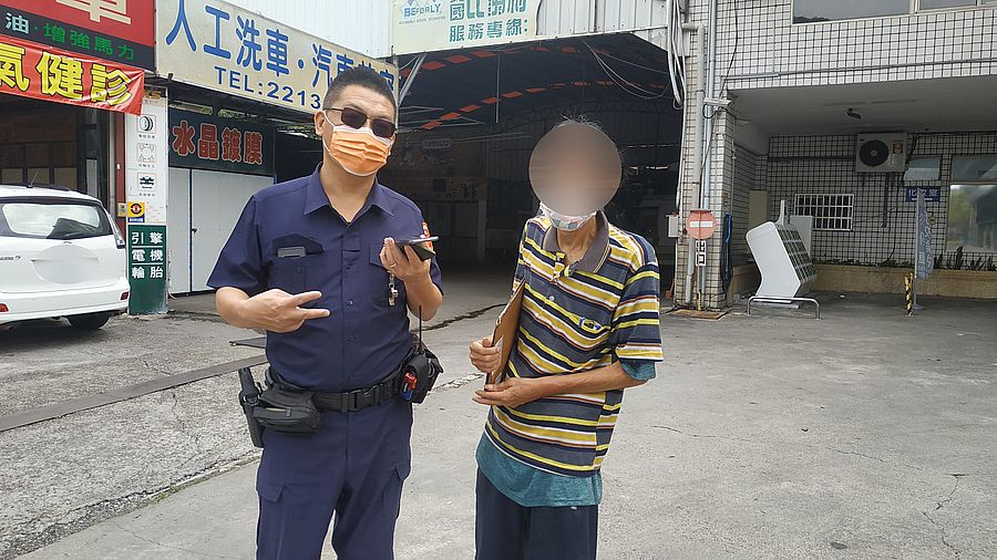 6旬伯被友放鴿子路邊待援　熱心警鴿助返家