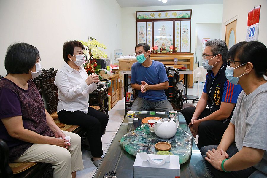 市長盧秀燕到東奧選手家中送花致謝