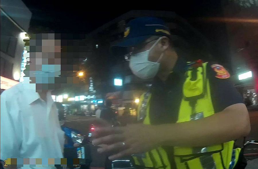 阿伯被誆買點數 店員與警員阻詐守門員