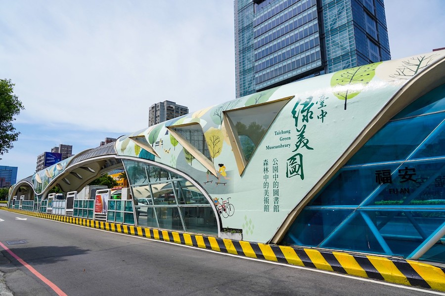 城市美學找亮點！ 綠美圖意象彩繪現身專用公車站