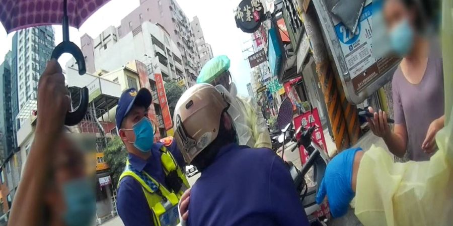 老翁外出險昏厥 警民合作助送醫