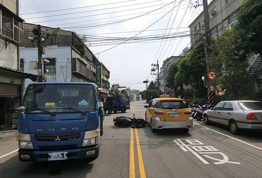 大里區鳳凰路164巷口發生交通事故