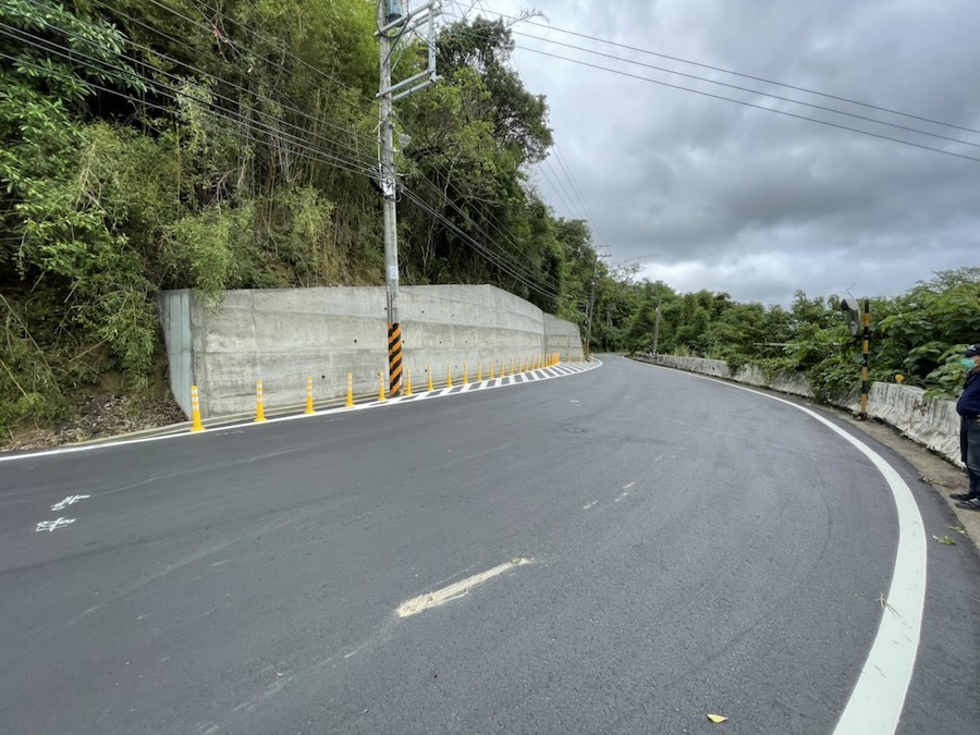 北屯區橫坑巷轉角道路拓寬 露營、登山更安全