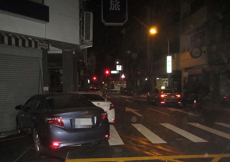 西區民族路與福龍街口車禍撞民宅