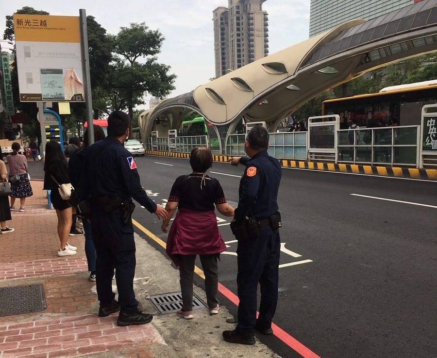 保大警網伸出援手 助視障婦人搭上公車返鹿港