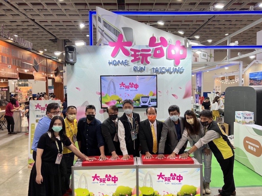 台北國際旅展「台中館」熱鬧開館  中信兄弟「啦啦隊女神」明到場應援
