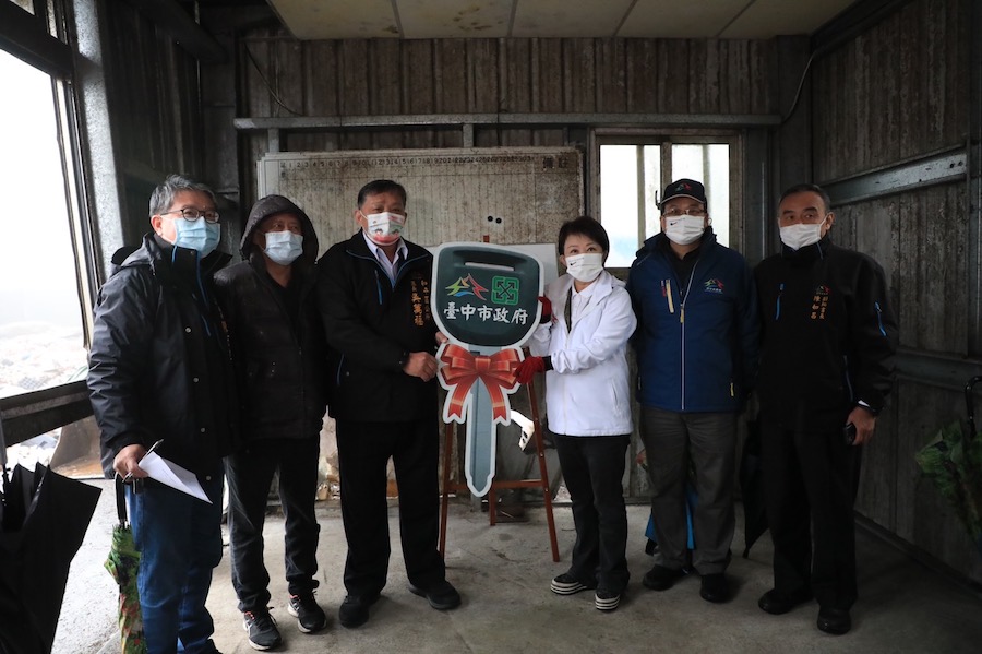 增13噸清運量能！ 盧市長代表市府贈和平區23立方米「大牛」
