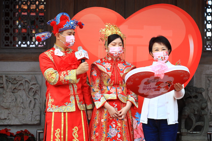 60對新人乘白馬花轎幸福完婚 盧市長祝「大肚成功」加倍幸福