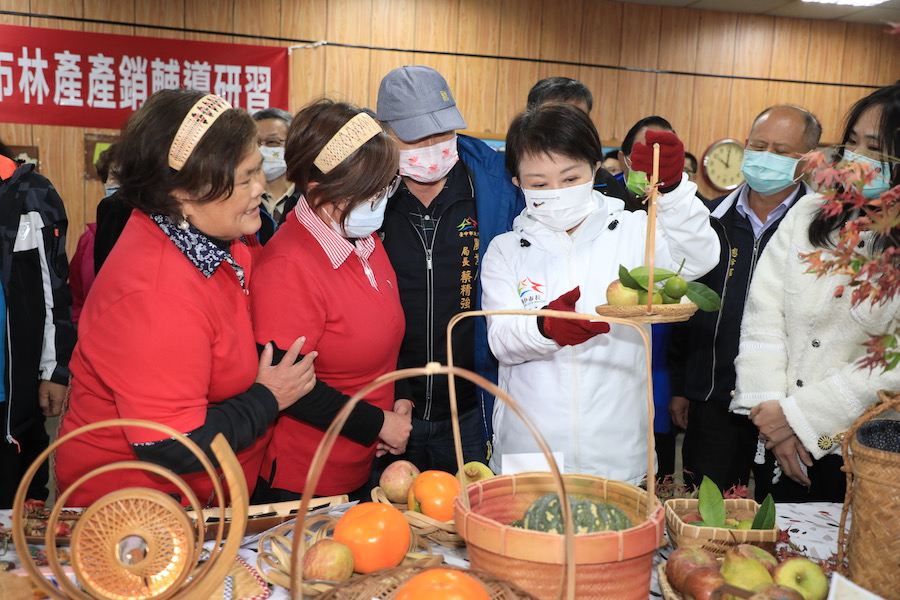 梨山家政班木竹藝之美 盧市長以行動給予支持肯定