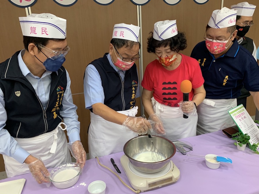 西區民龍社區美食教學  民政伯吳世瑋扮廚師與學員同樂