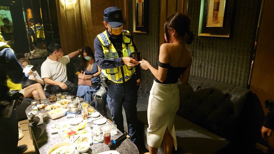 防範暴力維護治安  酒店復業第一天警方強勢臨檢