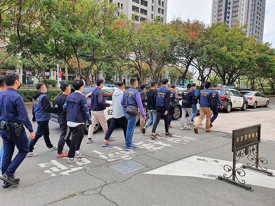 夜店酒客衝突糾紛 警方辣椒水伺候強力壓制送辦