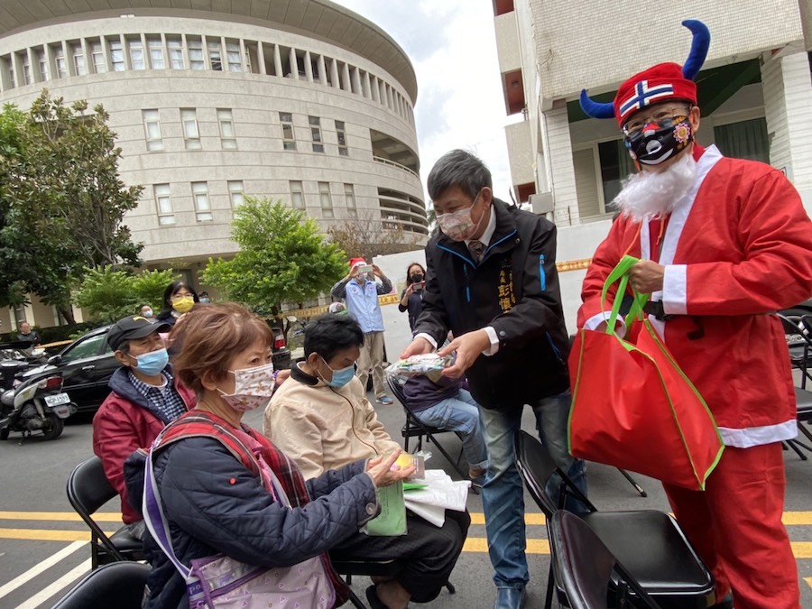 食物銀行發放日　台中夜市慈善會加碼150份禮物包