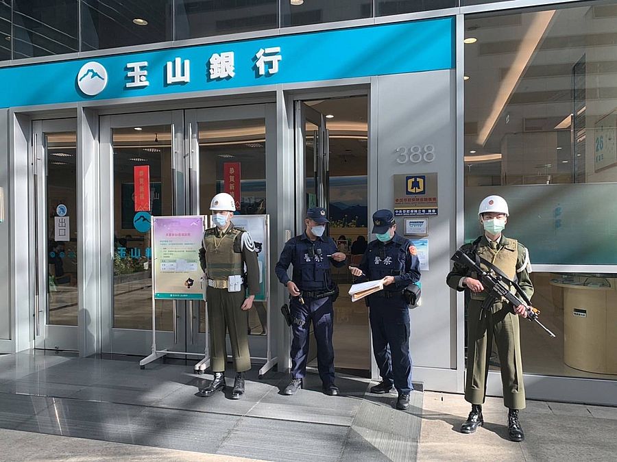 憲警同框維護治安 民眾過年更安心