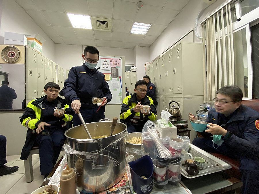 市政警友站寒冬送暖 讓員警值勤不畏風雨