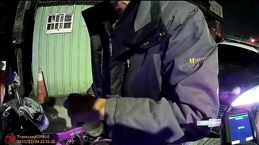 醉漢騎腳踏車遇警攔查 警方落實執法並護送返家