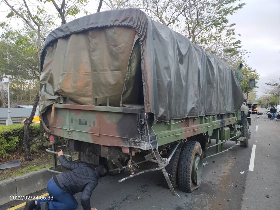 台中死亡車禍！轎車追撞軍用卡車
