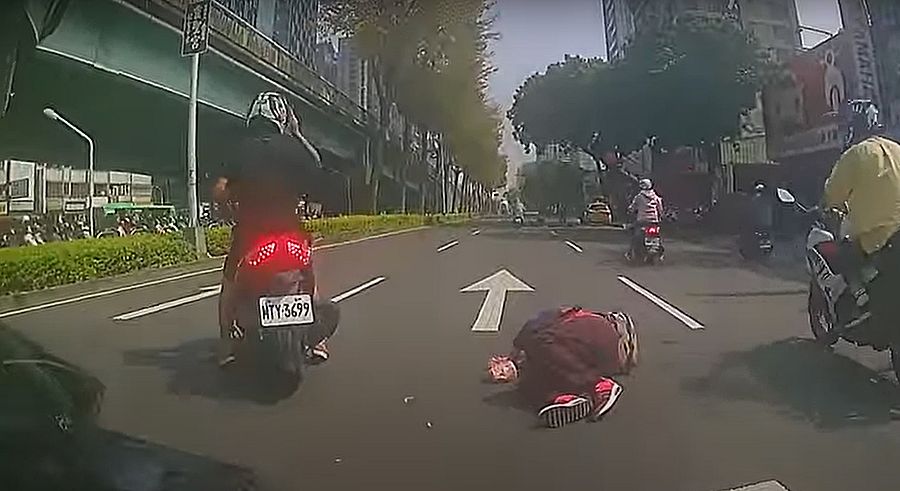 婦人闖紅燈遭機車擦撞 警呼籲行人注意號誌
