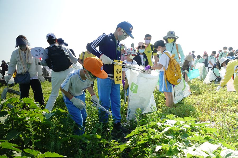 慈濟彰化舉辦「大手牽小手｣  福寶濕地千手淨灘