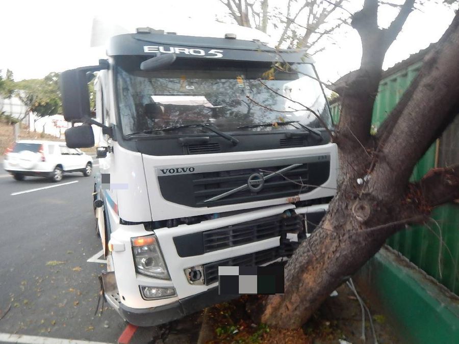 驚險！男子駕砂石車突昏迷自撞路樹 警即刻救援