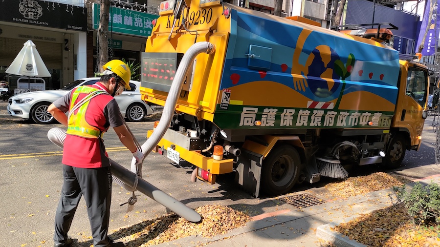 中市環保局回收PVC管改造吸塵器 變身掃街小幫手