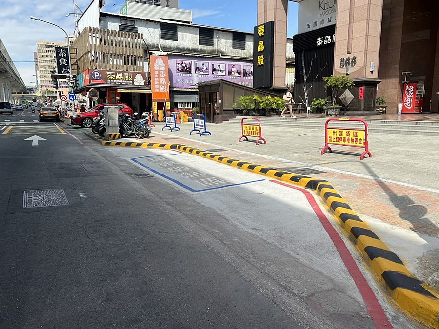 兼顧「停」的需求 北屯路試辦駐車彎式卸貨車格