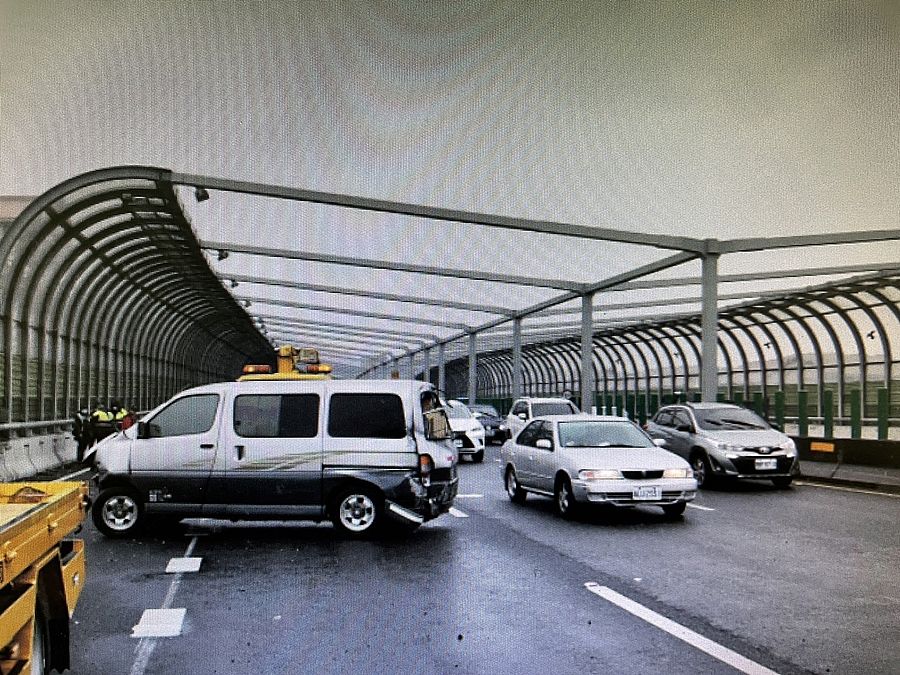 天雨路滑 箱型車台74線硬擠超車不慎翻車