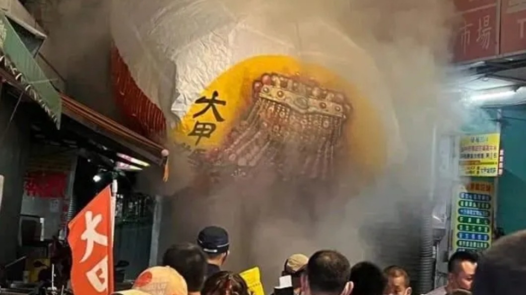 升空2分鐘！大甲媽「祈福天燈」墜毀　信眾急滅火