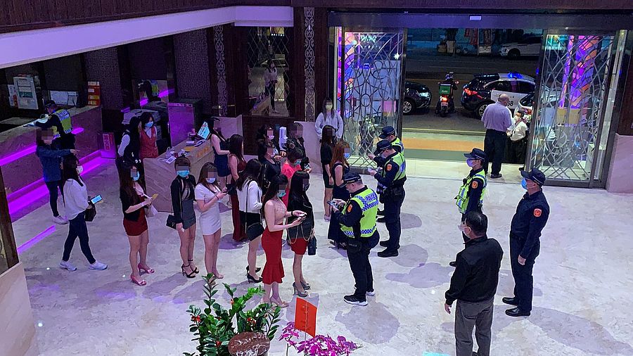 防疫升級!中警二分臨檢八大行業仍查獲15人違反防疫規定
