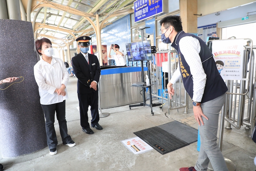 視察大甲火車站防疫作為 盧市長籲信眾落實防疫