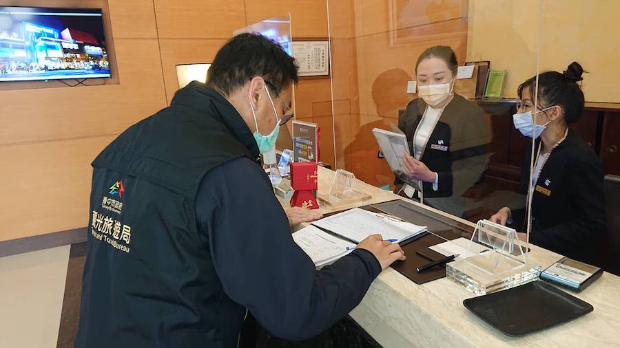 防疫無假期！中市觀旅局稽查旅館、加強觀光場域清消