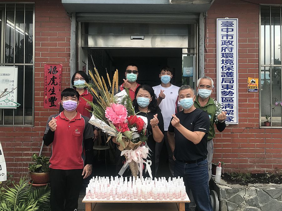 東勢清潔隊贈防疫酒精瓶 限量200份謝謝媽媽