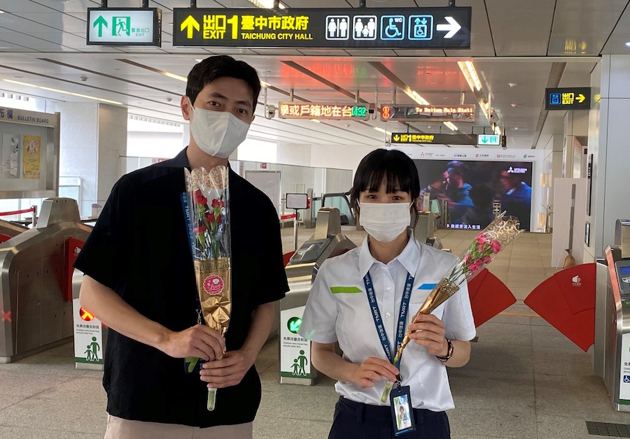 中捷歡慶母親節 捷運市政府站週末送限量康乃馨