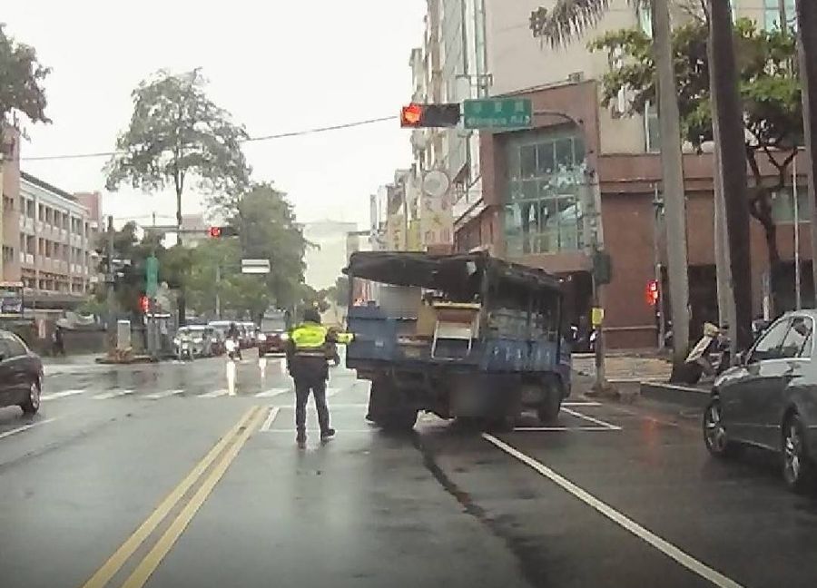 大雨傾盆貨車拋錨 熱心警雨中救援