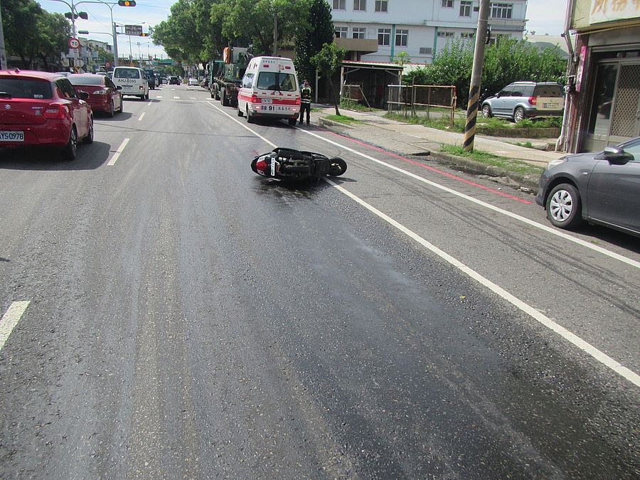 聯結車沿路漏油害機車慘摔
