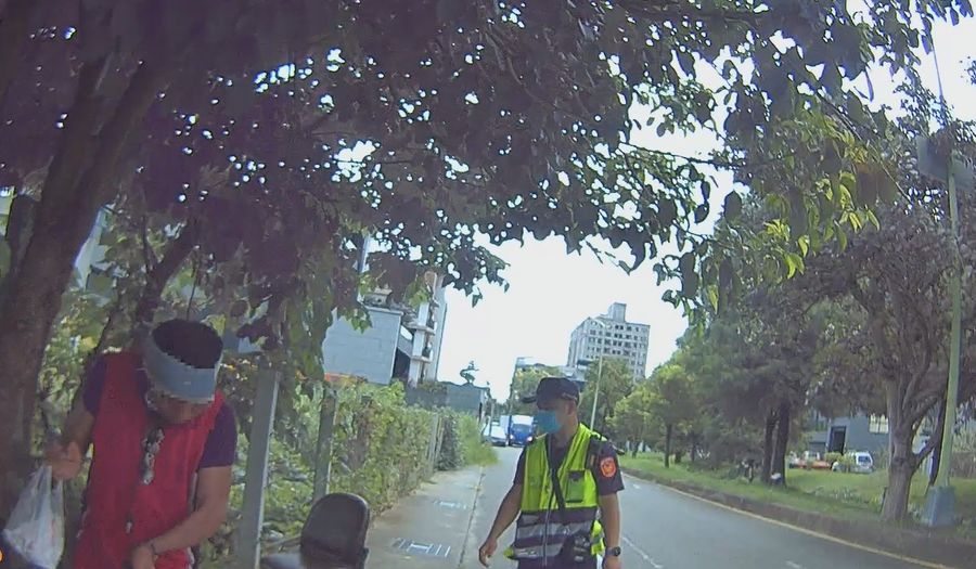 男子橫越馬路引注意 警處理車禍一眼辨通緝犯
