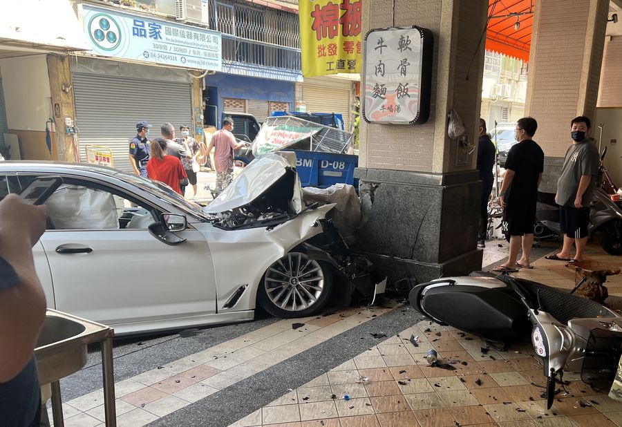 台中市區BMW疾駛闖紅燈連撞8車 機車阿伯慘遭撞死